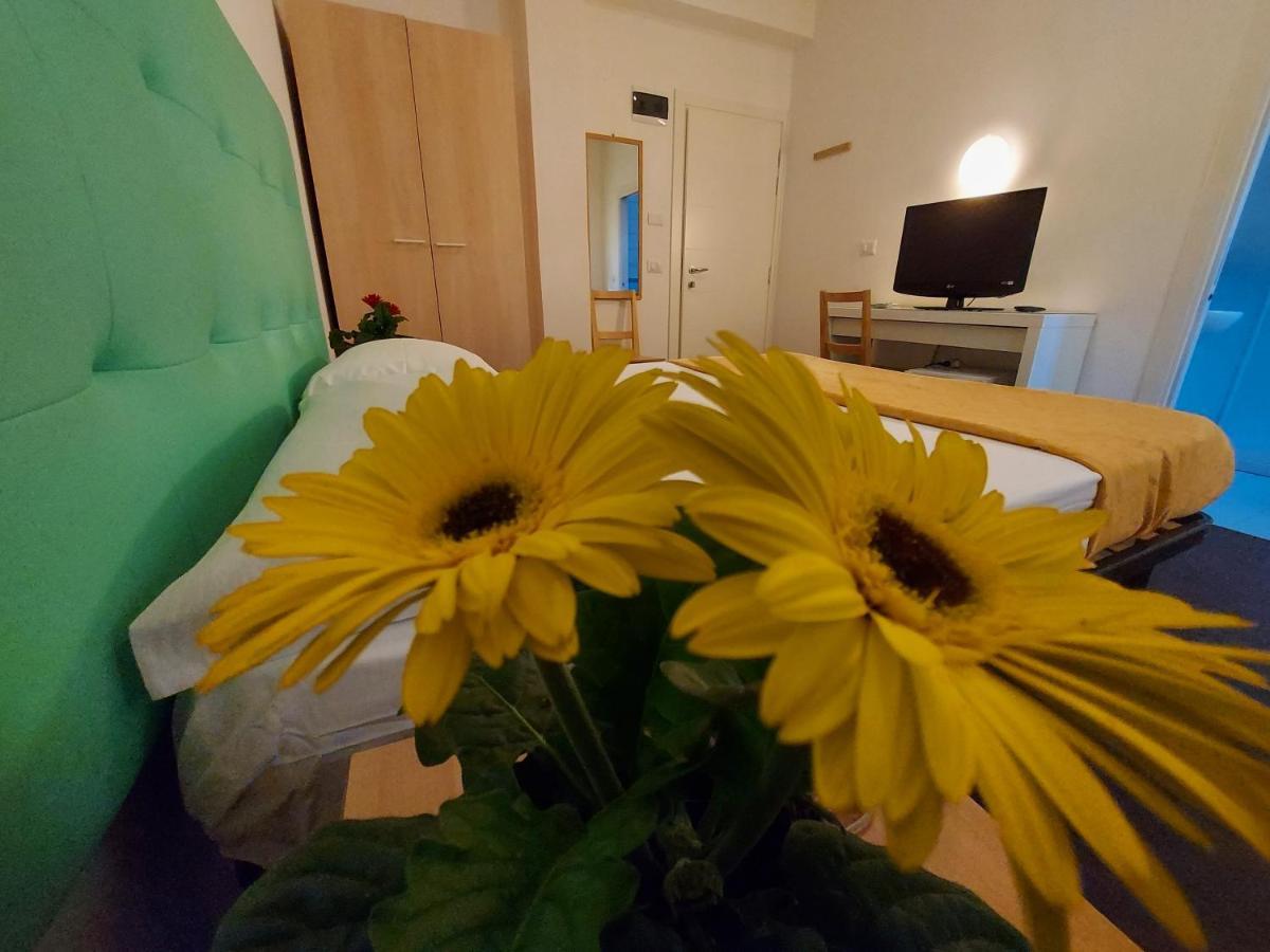 Hotel Senza Pensieri Riccione Ngoại thất bức ảnh